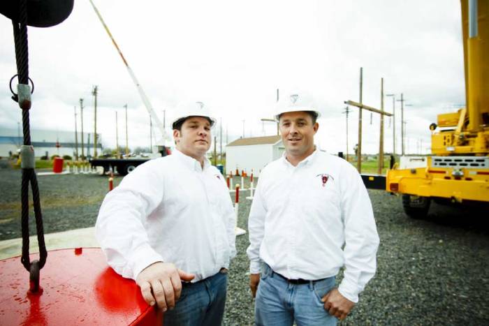 solutions Crane Trainers in front of cranes